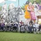 Usuaris de la residència d’Os de Balaguer que van participar en l’elaboració del mural. - JORDI ECHEVARRIA