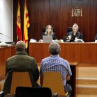 L'acusat, assegut a l'esquerra i al costat d'un intèrpret, durant el judici a l'Audiència de Lleida.