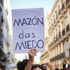 Una manifestant contra Carlos Mazón davant les Corts. - EUROPA PRESS