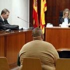 L'acusat d'abusar sexualment d'una menor a Vielha, durant el judici a l'Audiència de Lleida.