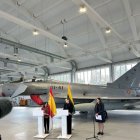 Margarita Robles i la seua homòloga lituana, Dovile Sakaliene, a la base militar de Siauliai. - EUROPA PRESS