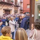 Desenes de seguidors van donar suport a Josep Pàmies ahir al sortir del jutjat de Balaguer. - ÀLEX SAMPER