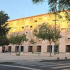 L’edifici incendiat és  el del número 30 dels blocs Joan Carles, al centre de la imatge. - JORDI ECHEVARRIA