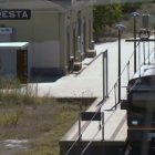 El tren, a l’arribar a l’estació de la Floresta, on autobusos esperaven els passatgers. - 3CATINFO