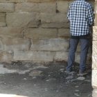 Un home fa les seves necessitats a l'antiga muralla de Lleida