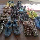 Imatge d’arxiu de botes de futbol i sabatilles esportives usades.