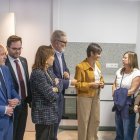 La consellera de Territori, Habitatge i Transició Ecològica, Sílvia Paneque; la ministra d'Habitatge i Agenda Urbana, Isabel Rodríguez, i l'alcalde de Lleida, Fèlix Larrosa, i altres autoristats amb una inquilina dels pisos dels Mangraners.
