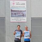 Els organitzadors de la prova, amb el cartell promocional.