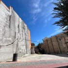 El solar del carrer Cavallers de Lleida davant del Parador.