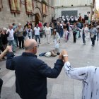 Sardanes a la plaça de la Paeria. Després de finalitzar la lectura del pregó, la plaça de la Paeria va acollir una ballada de sardanes que va reunir desenes de participants. Van ballar al so de la música de la Cobla Tàrrega. - AMADO FORROLLA