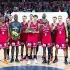 Els jugadors de l’Hiopos Lleida reben el trofeu de guanyadors del Ciutat de Lleida Natural Optics. - JAVI ENJUANES
