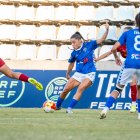 Noe Fernández prova una centrada durant el partit.