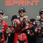 Marc Márquez, al podi amb Bagnaia i Acosta, va aconseguir un segon lloc que l’atansa una mica més al títol de campió. - MOTOGP