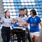 Evelyn, retirant-se del terreny de joc en llitera atesa pels metges i acompanyada per Vero Herrera. - PAU PASCUAL PRAT