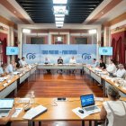 El president del PP, Alberto Núñez Feijóo, reunit amb els barons a Múrcia. - EFE