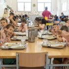 Alumnes d’una escola de Lleida al menjador escolar, divendres passat. - PAU PASCUAL PRAT