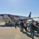 Passatgers, pujant ahir a l’avió d’Air Cairo per viatjar a Egipte. - PAU PASCUAL
