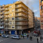 L’operatiu per extingir el foc en un bloc del barri de Cappont de Lleida. - ALBA MOR (ACN)