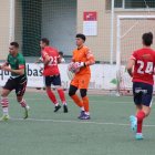 Adrià Albuquerque, porter del Balaguer que va acabar expulsat, en una acció del xoc. - JOAN BOVÉ