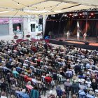 L’escenari de la plaça de Sant Joan, a vessar de públic, durant el concert d’havaneres. - AMADO FORROLLA
