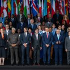 Pedro Sánchez i Salvador Illa, al capdavant de la foto de família del Mondiacult de la Unesco a Barcelona. - EUROPA PRESS