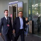 Bartomeu, amb el seu advocat, després de declarar en el cas Negreira. - EFE