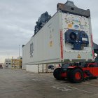 Un tren de contenidors al costat de la vella estació. - E.B.D.