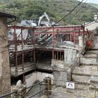 Una grua treballant en l’estructura metàl·lica al carrer del Mig. - EDGAR ALDANA