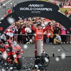 Marc Márquez, festejant diumenge la setena corona de MotoGP al podi del Gran Premi del Japó. - LAIA PEDRÓS