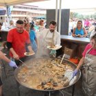 Un miler de persones van dinar ahir en la gran paella popular. - MARC CARBONELL