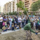 La Paeria va organitzar ahir una plantació popular a Fleming en què van participar molts nens. - JORDI ECHEVARRIA