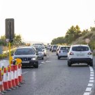 Retencions ahir al tram de l’N-II afectat per les obres de la línia elèctrica. - JORDI ECHEVARRIA