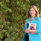 Esther Canelles amb el llibre, que significa el seu debut literari. - AMADO FORROLLA