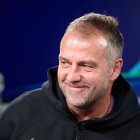 Hansi Flick, ahir en el moment d’entrar a la sala de premsa prèvia al xoc davant del PSG. - EUROPA PRESS