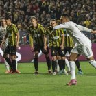 El francès va obrir la golejada des del punt de penal. - EFE