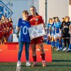 Pixu, visiblement emocionada amb la seua mare, va ser homenatjada en la prèvia del partit. - PAU PASCUAL PRAT