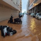 Motos bolcades per l’aigua en carrers inundats de la ciutat d’Eivissa. - EUROPA PRESS