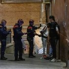 Foto d’arxiu d’un control dels Mossos per requisar armes blanques al Barri Antic de Lleida. - JORDI ECHEVARRIA