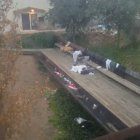 Roba escampada en una de les passarel·les del Call de Lleida.