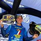 Arnau Farré, al podi amb el trofeu de campió.