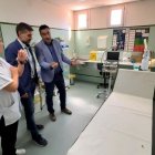 Agustí Jiménez explica les noves millores introduïdes al consultori mèdic. - D.LL.