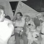 A l’esquerra, foto de membres de la Flotilla. A la dreta, Netanyahu truca al seu homòleg qatarià des de la Casa Blanca. - X/@GLOBALSUMUDF/ THE WHITE HOUSE