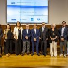 El president i la directora de SEGRE, Robert Serentill i Anna Sàez, ahir amb els ponents a l’IEI. - JORDI ECHEVARRIA