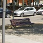 Un banc sense recolzabraços.
