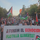 Manifestants s'apleguen davant el Rectorat de Lleida en solidaritat amb la Flotilla.