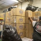 Un voluntari, ahir al local de l’entitat a la Bordeta. - ÀLEX SAMPER