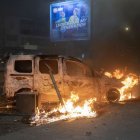 Un cotxe de policia crema mentre les protestes es tornen violentes, a Sale, Marroc. - EFE/EPA/JALAL MORCHIDI