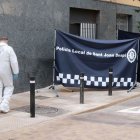La policia científica recull informació al domicili. - ACN