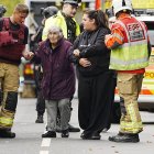 Una dona rep ajuda al lloc de l’atemptat als afores de la ciutat de Manchester. - PETER BYRNE / PA WIRE