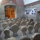 La col·lecció d’esteles, a Santa Magdalena de Sanaüja. - JORDI BIBIÀ
